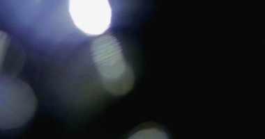 Parlak ışık sızıntısı olan bulanık soyut görüntü bokeh etkisi yaratır. Koyu arkaplanda mavi yeşil renkler. Dokuları üst üste koy.