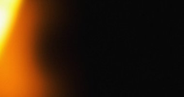 Parlak turuncu sarı eğim siyaha dönüşüyor. Soyut ışık sızıntısı etkisi. Üst üste koymak için mükemmel.