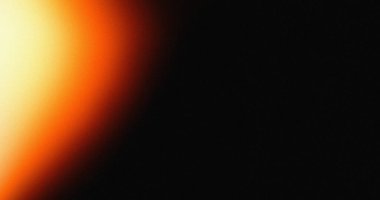Parlak sıcak bir portakaldan sarı bir gradyan koyu siyah bir arkaplana dönüşür. Işık sızıntısı etkisi.