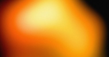 Bulanık turuncu sarı altın rengi arka plan. Yumuşak ışık ve koyu gölgeler sıcak bir ışık efekti yaratır..