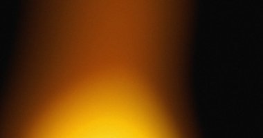 Değişken bir görüntü koyu kahverengiden parlak sarıya ve siyah bir kenara dönüşüyor..