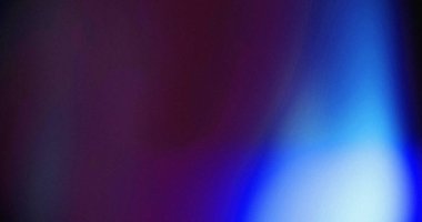 Bulanık arkaplan, koyu mordan parlak maviye geçişi gösteriyor. Pürüzsüz doku.