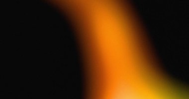 Bulanık turuncudan siyah gradyana. Soyut ışık sızıntısı etkisi. Kaplama veya arkaplan için uygun.