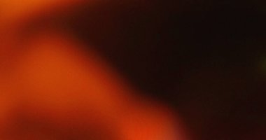 Bulanık turuncu ve siyah arkaplan. Işık efektli soyut doku. Mükemmel kaplama.