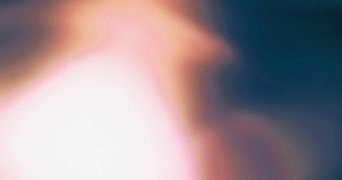 Pembe şeftali ve deniz mavisi renklerinin bulanık gradyanlarıyla soyut görüntü yumuşak bir ışık dokusu oluşturur.