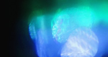 Bulanık mavi ve yeşil ışık bokeh. Soyut arkaplan dokusu. Üst üste koymak veya tasarım sanatı için ideal.