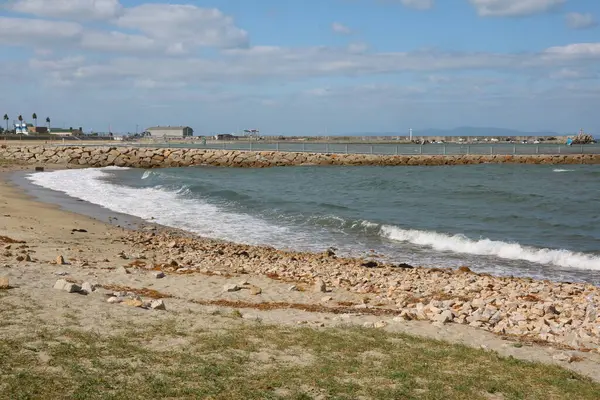 Kumsal, çarpan dalgalar, mavi gökyüzü