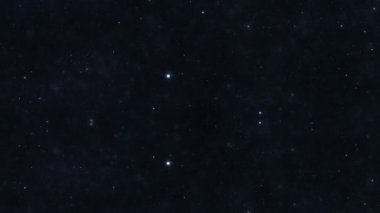 Uzayda yıldızların ve nebulanın içinden uçmak. Dış uzayda galaksi keşfi. Yıldızlı takımyıldızları kış gecesi gökyüzünde, evren dış uzay alanında hareket eder..