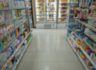 Süpermarket koridoru ve raflar bulanık arka plan. Arkaplan için mini resim ve süpermarkette soyut bulanık raf