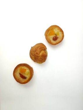 Soes Cake, Choux Pastası ve mini meyveli tart pastası olarak da bilinir. Meyveli kek ve geleneksel soslu kek.