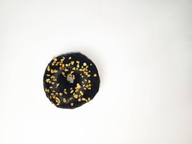 Beyaz arka planda izole edilmiş fıstık parçalı çikolatalı çörek. Kahvaltılık hamur işi çöreği. Mesaj için yer var. Boşluğu kopyala.