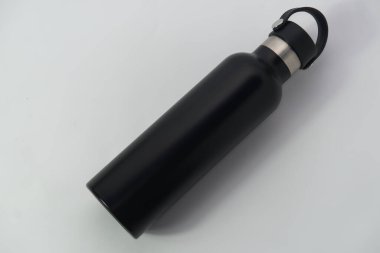 Siyah termos şişesi beyaz arka planda izole edilmiş. Siyah şişe modeli.