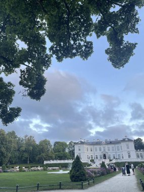 Beyaz ve mavi bulutlu güzel bir gökyüzü.