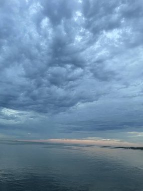 Denizin üzerinde güzel bir gün batımı