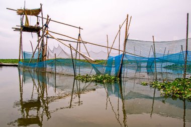 Batı Bengal Hindistan kırsalında Çin balık ağı