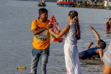 Kolkata Batı Bengal Hindistan 2 Eylül 2022: Ganesha 'nın İdol' ü Ganj Nehri 'ne batırılıyor. Hindular tarafından GANEH CHATURTHI olarak kutlanan Bengal Chaturthi Festivali 'nin son günü.