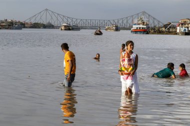 Kolkata Batı Bengal Hindistan 2 Eylül 2022: Ganesha 'nın İdol' ü Ganj Nehri 'ne batırılıyor. Hindular tarafından GANEH CHATURTHI olarak kutlanan Bengal Chaturthi Festivali 'nin son günü.