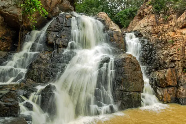 Keonjhar Odisha Hindistan 'daki bhimkund şelalesinin görüntüsü 