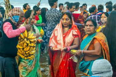 19 Kasım 2023 Asansol Batı Bengal Hindistan: Lord Surya 'ya adanmış antik bir Hindu festivali, bir dindar, Damodar Nehri' nin batısındaki Bengal Festivali 'nde Chhas festivalinin bitiminde yükselen güneşe dualar sunuyor..