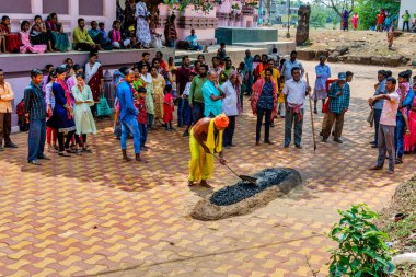14 Nisan 2025, Batı Bengal Hindistan, Batı Bengal Hindistan Halk Festivali. Takipçiler Gajan Festivali 'ni coşkuyla kutluyorlar. Bir hafta süren Hindu Festivali.