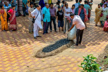 14 Nisan 2025, Batı Bengal Hindistan, Batı Bengal Hindistan Halk Festivali. Takipçiler Gajan Festivali 'ni coşkuyla kutluyorlar. Bir hafta süren Hindu Festivali.
