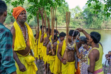 14 Nisan 2025, Batı Bengal Hindistan, Batı Bengal Hindistan Halk Festivali. Takipçiler Gajan Festivali 'ni coşkuyla kutluyorlar. Bir hafta süren Hindu Festivali.