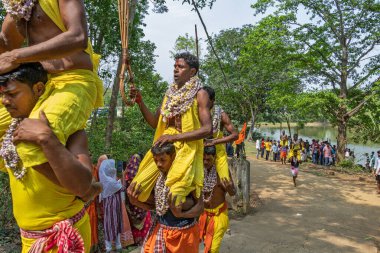 14 Nisan 2025, Batı Bengal Hindistan, Batı Bengal Hindistan Halk Festivali. Takipçiler Gajan Festivali 'ni coşkuyla kutluyorlar. Bir hafta süren Hindu Festivali.