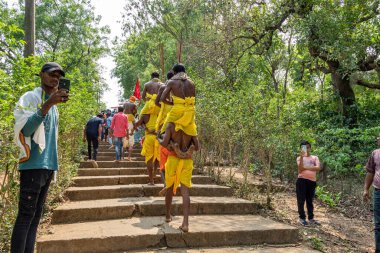 14 Nisan 2025, Batı Bengal Hindistan, Batı Bengal Hindistan Halk Festivali. Takipçiler Gajan Festivali 'ni coşkuyla kutluyorlar. Bir hafta süren Hindu Festivali.