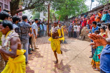 14 Nisan 2025, Batı Bengal Hindistan, Batı Bengal Hindistan Halk Festivali. Takipçiler Gajan Festivali 'ni coşkuyla kutluyorlar. Bir hafta süren Hindu Festivali.