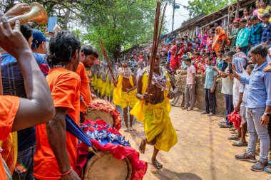14 Nisan 2025, Batı Bengal Hindistan, Batı Bengal Hindistan Halk Festivali. Takipçiler Gajan Festivali 'ni coşkuyla kutluyorlar. Bir hafta süren Hindu Festivali.