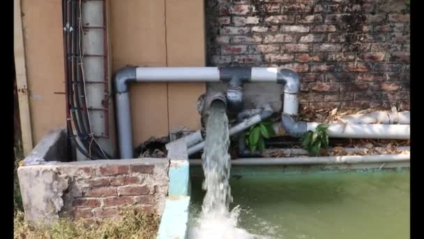 Agua Fluye Través Una Tubería Para Agricultura Riego Cultivos Bombeo — Vídeos de Stock