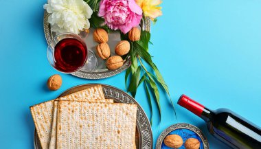 Yahudi bayramı bayramı - şarap, matzoh ve ekmek renkli ahşap masa üzerinde