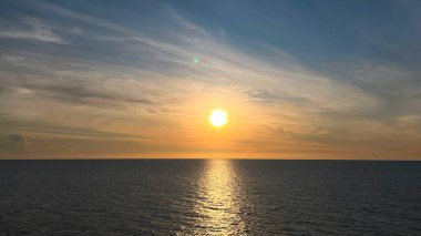 Güneş sakin suları aydınlatır, huzurlu bir yansıma yaratır..