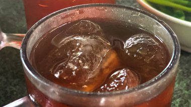 Buzlu çay ve cam bir fincanda buz..