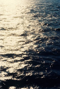 gün batımı yansıması deniz suyu dalgalarında