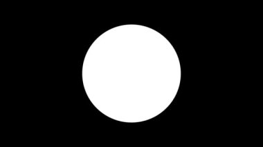 Minimalist projeler, logo oluşturma, soyut arka planlar ve modern dijital sanat kavramları için uygun siyah zemin üzerine beyaz çember