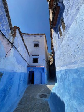 Fas 'ın eski kasabasında mavi ve beyaz taş mimari