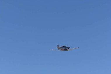 Amerika Birleşik Devletleri, Kaliforniya 'daki Palm Springs Hava Müzesi' nde bulunmaktadır. Bu savaş kuşu savaş pilotlarını eğitmek için kullanıldı. Harvard, T-6 Texan adıyla da bilinir. Bu Harvard, bu güzel güneşli günde herkesin görmesi için çölün üzerinde uçuyordu.