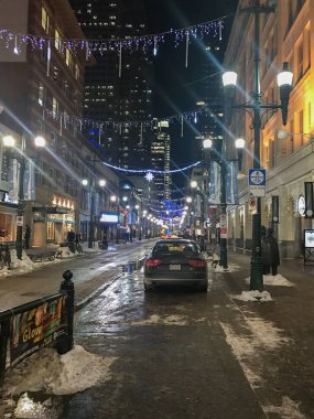 Popüler tarihi cadde boyunca serin bir kış akşamı, Stephen Avenue, Calgary, Alberta, Kanada. Caddenin karşısına asılmış mavi Noel ışıkları ve karla kaplı kaldırımlar şehrin iç kesimlerinde serin ve soğuk bir ortam yaratır..