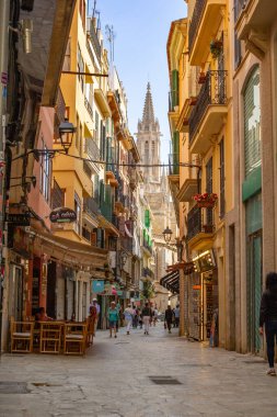 Palma, Mallorca İspanya - 14 Mayıs 2024: Şehir merkezi Palma turistleri Palma 'nın popüler şehir sokaklarında 14 Mayıs 2024