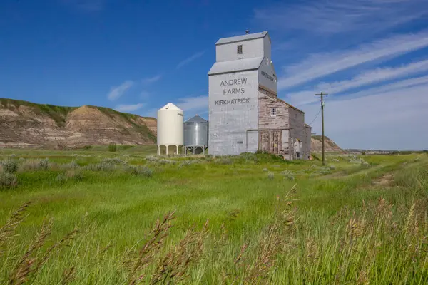Kirkpatrick, Alberta Kanada - 26 Haziran 2024: Tahıl asansörleri Alberta 'da neredeyse yok. Aslında Alberta Pasifik Tahıl Şirketi için inşa edilen bu fabrika şimdi bir aile çiftliğine ait.