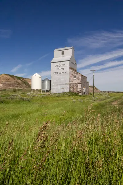 Kirkpatrick, Alberta, Kanada - 26 Haziran 2024: Tahıl asansörleri Alberta 'da neredeyse hiç yok. Aslında Alberta Pasifik Tahıl Şirketi için inşa edilen bu fabrika şimdi bir aile çiftliğine ait.