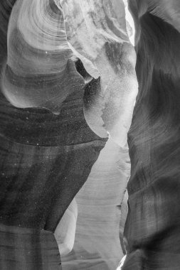 Siyah ve beyaz olarak soyut kumtaşı oluşumları