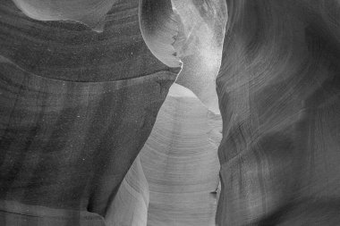 Siyah ve beyaz olarak soyut kumtaşı oluşumları