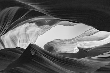 Siyah ve beyaz olarak soyut kumtaşı oluşumları