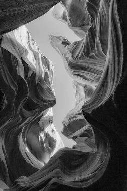 Siyah ve beyaz olarak soyut kumtaşı oluşumları