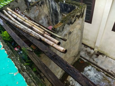 Parktaki eski ahşap çatı