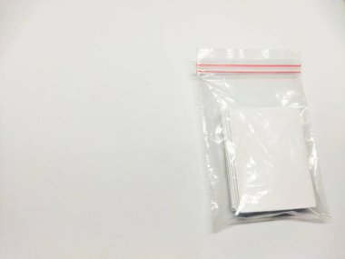 Masaya koymak için beyaz plastik torba, gri arka planda..