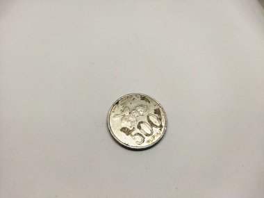 Beyaz ve siyah bir madeni paranın yakın plan çekimi.