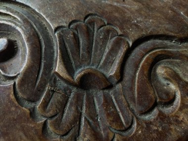 Antik ahşap bir çiçek oyması
